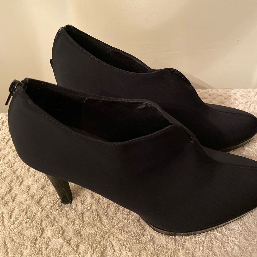 Sz 10 Black neoprene 2.5” pumps with zipper back